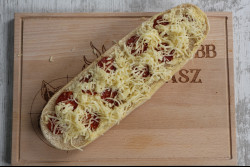 Gyulai kolbászos - sajtos óriásbagett 173 g Fagyasztott melegszendvicsek