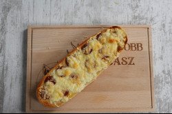 Gyulai kolbászos - sajtos óriásbagett 173 g Fagyasztott melegszendvicsek