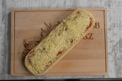 Paprikás szeletes - sajtos óriásbagett 180 g Fagyasztott melegszendvicsek