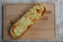 Paprikás szeletes - sajtos óriásbagett 180 g Fagyasztott melegszendvicsek