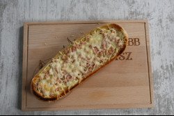 Csirkemell sonkás - sajtos óriásbagett 205 g Fagyasztott melegszendvicsek